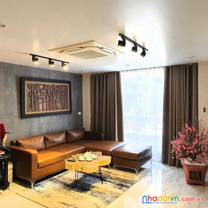 Nguyễn văn cừ -  oto đỗ cửa- thang máy xịn xò. mặt tiền 5,8m.