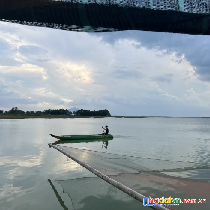 Đất xào ven hồ dầu tiếng .cạnh khu du lịch và view hồ đường đẹp có điện . view núi