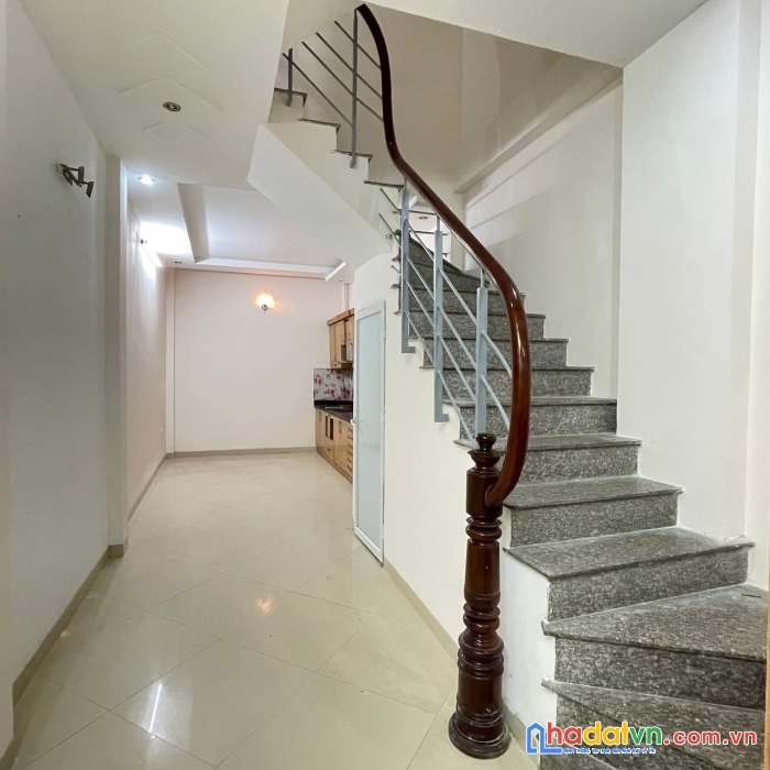 Cần bán gấp nhà phố mỹ đình 42m2*5 tầng, 6 ngủ, mặt tiền 4.2m, cách ô tô 20m giá nhỉnh 4 tỷ.