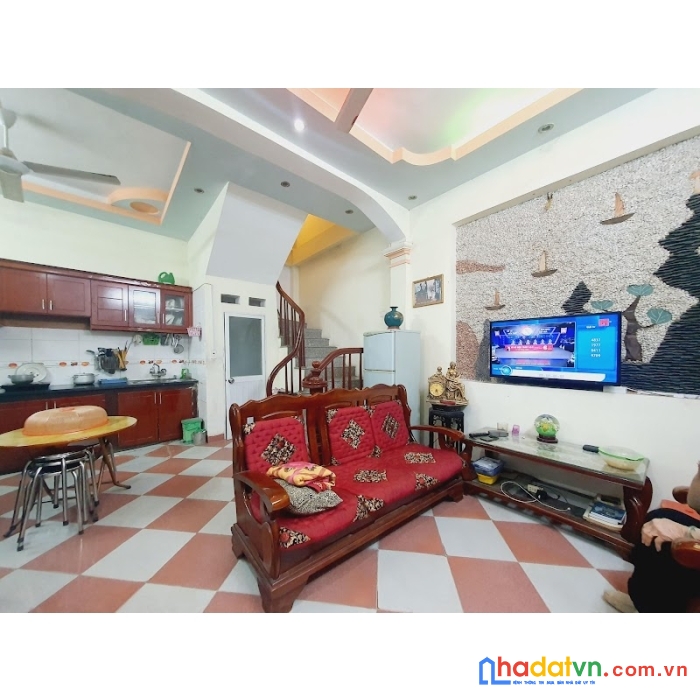 Hiếm. bán nhà vũ tông phan*5 tầng*gần phố*ô tô tránh 15m* 4 tỷ.