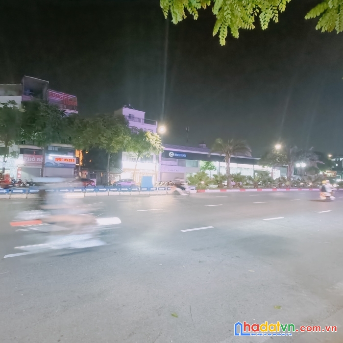 Bán nhà mặt phố trần khát chân. mua đất tặng nhà. vỉa hè rộng. 14,5 tỷ