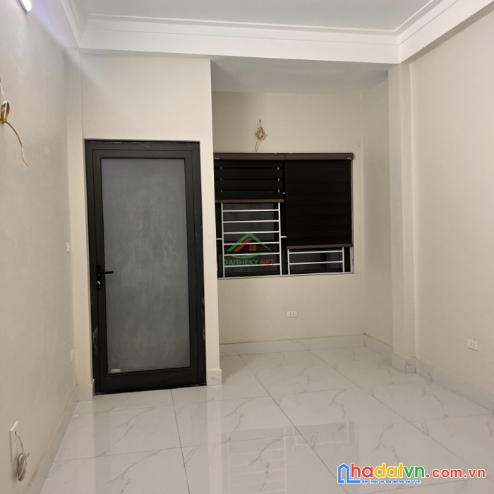 Bán nhà gấp xuân đỉnh 40,5m2, 5 tầng, mặt tiền 4,5m, giá 3,8 tỷ.