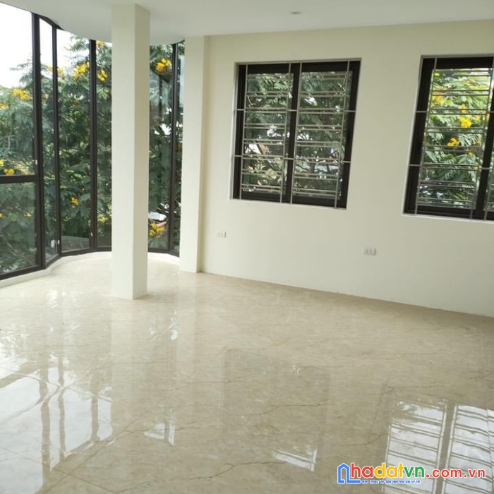 Bán nhà mặt phố nghĩa tân- lô góc- vỉa hè rộng- mặt tiền rộng- cho thuê gần 500 triệu/năm