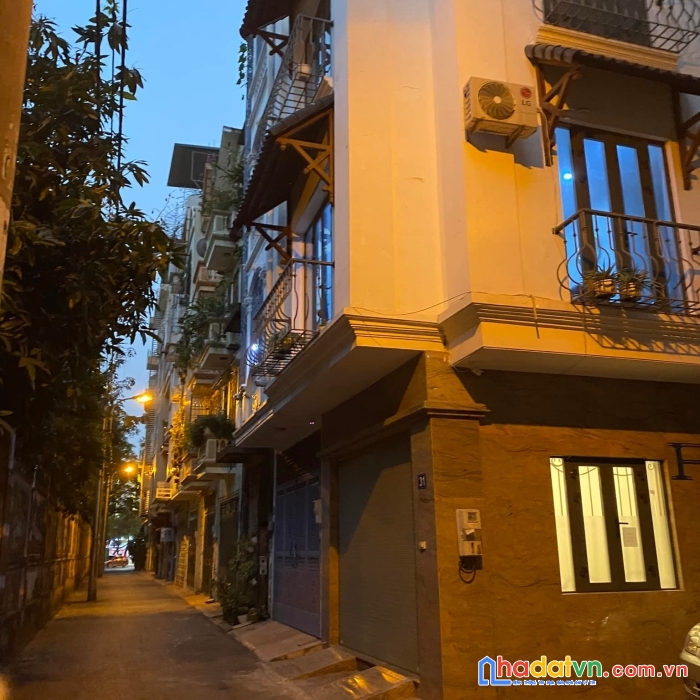 Bán nhà phố hoàng quốc việt- q.cầu giấy.kinh doanh sầm uất, vỉ hè hai bên.lô góc phân lô.80m2x6t.