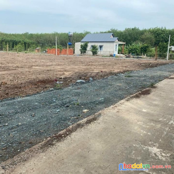 Thiếu nợ ngân hàng bán gấp 400m2 đất thổ cư đường 18m mở rộng sổ sẵn giá 670 triệu.