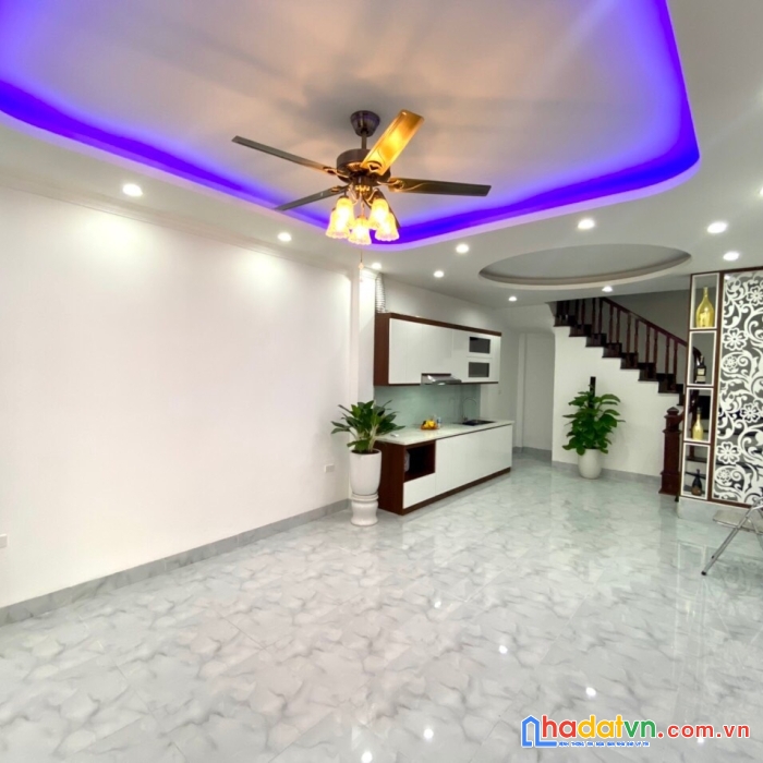 Bán gấp nhà đẹp phố ngọc lâm, 41m2, 5 tầng, hàng xóm mipec