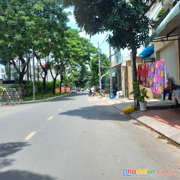 Q12.245. hxh tới đất, vieu hồ tuyệt đẹp, dt.144m2, ngang hơn 5, nhỉnh 2.5 tỷ.