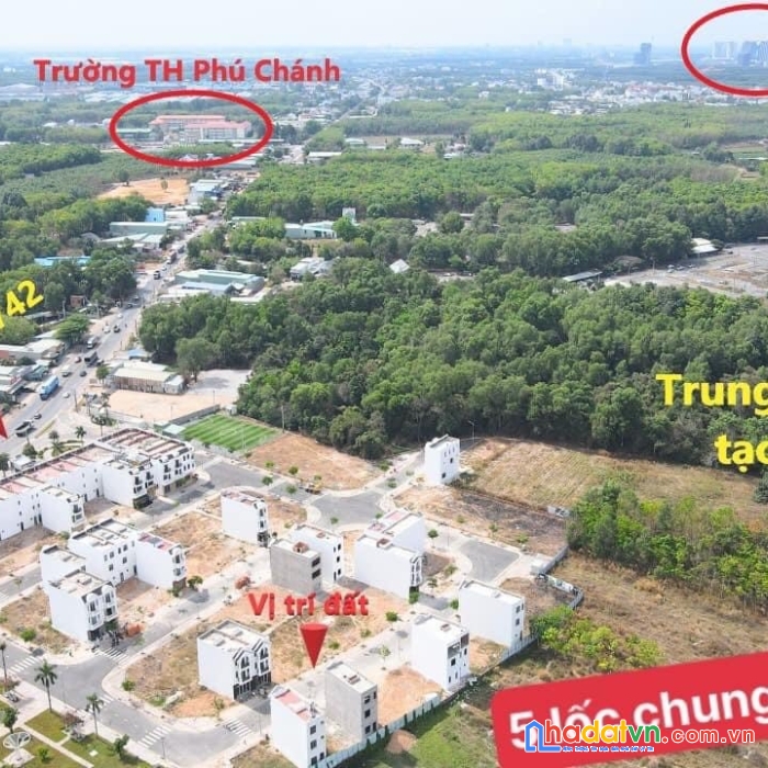 Bán lô đất mặt tiền đt 742 ngay khu nhà phố thương mại .