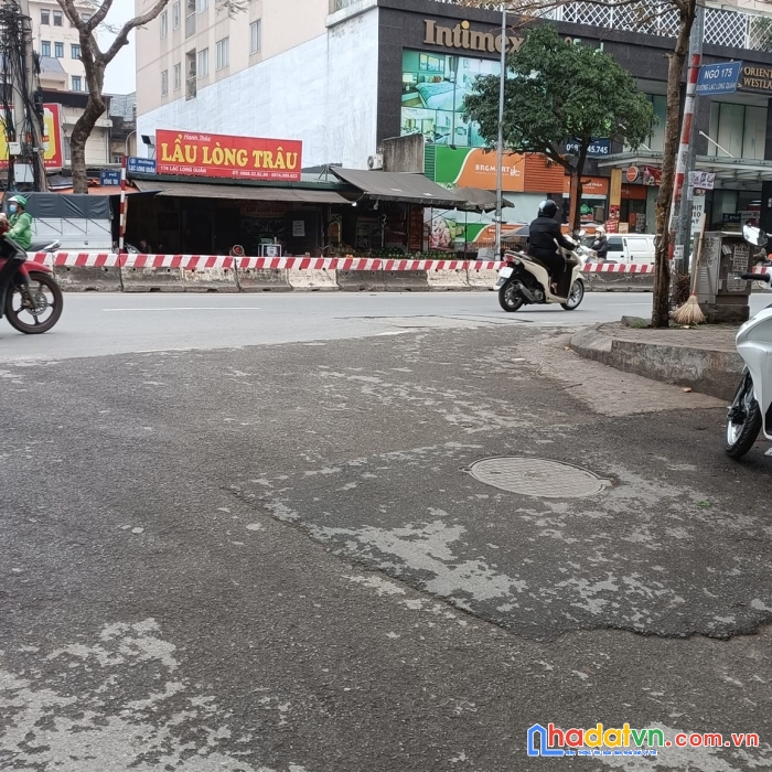 Cần bán nhà riêng tại phố lạc long quân hiện trạng nhà c4 cũ xác định bán đất giá cực tốt.