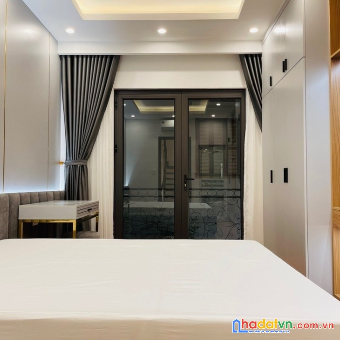 Bán nhà gấp trần quốc hoàn 60m2, 6 tầng, mặt tiền 4m2, giá 10 tỷ.