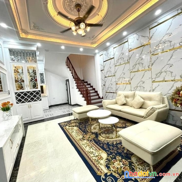 Bán nhà hoàng quốc việt 47m2 mặt tiền 6m-giá 4.6  tỷ – ô tô đỗ cửa-lô góc-ngõ thông