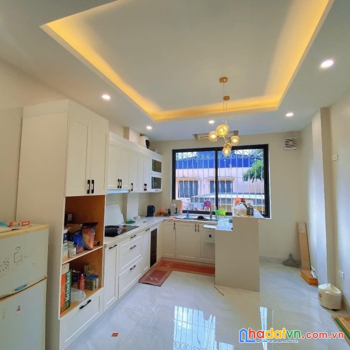 Bán nhà mặt phố đường 800a- cầu giấy- thang máy- vỉa hè- gara-nhà đẹp- kinh doanh đỉnh