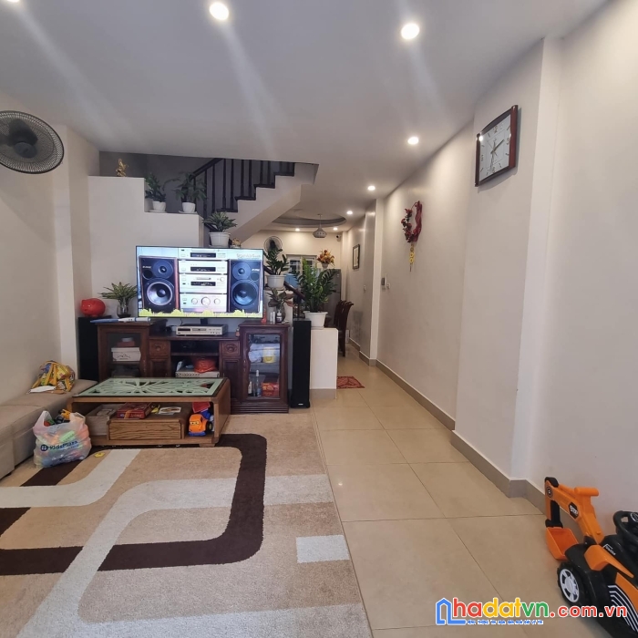  chủ cần ban gấp - hàng hot cầu giấy- nhà đẹp, chủ tặng hết nội thất- 35m2, 5 t, chỉ 3.5 tỷ