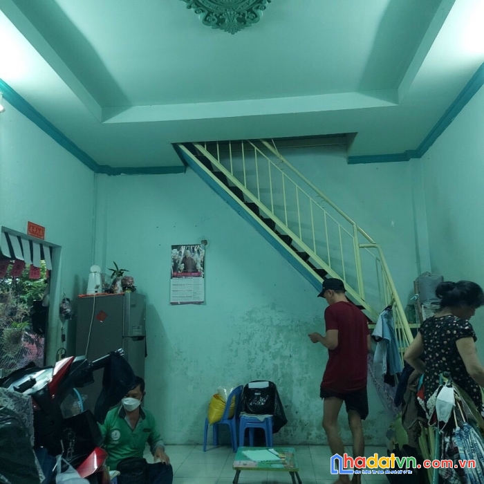 Bán nhà cạnh chợ bà bầu hóc môn 5.3x8.5m 2 tầng chỉ 2.4 tỷ