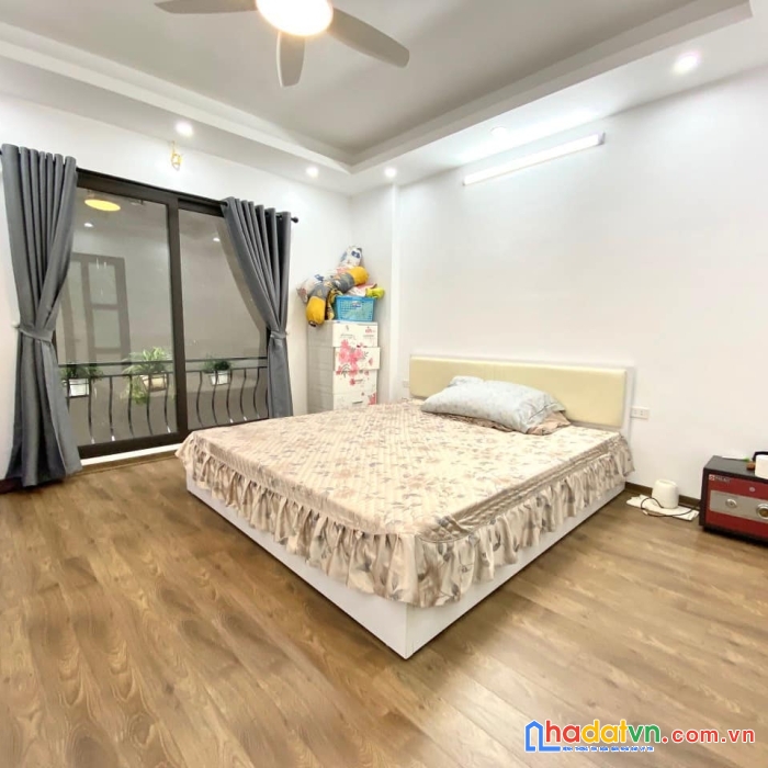 Siêu hiếm, phố hoàng quốc việt, 46m2 5 tầng , 3 thoáng, ô tô gần, giá 4.4 tỷ 