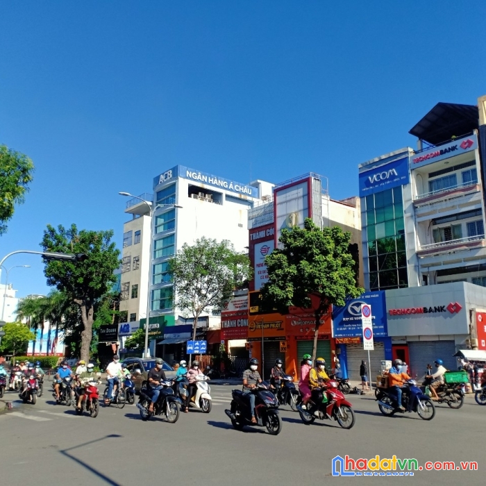 Bán nhà mặt tiền, 3 tháng 2, quận 10, ngang 7.2 x 19, 137 m2, giá 52 tỷ.