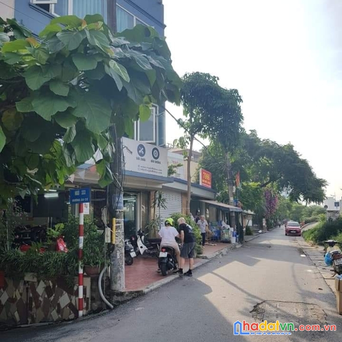 Đất mặt phố, lô góc, trong đê- an dương vương 260m x mt 8m giá: 12 tỷ.