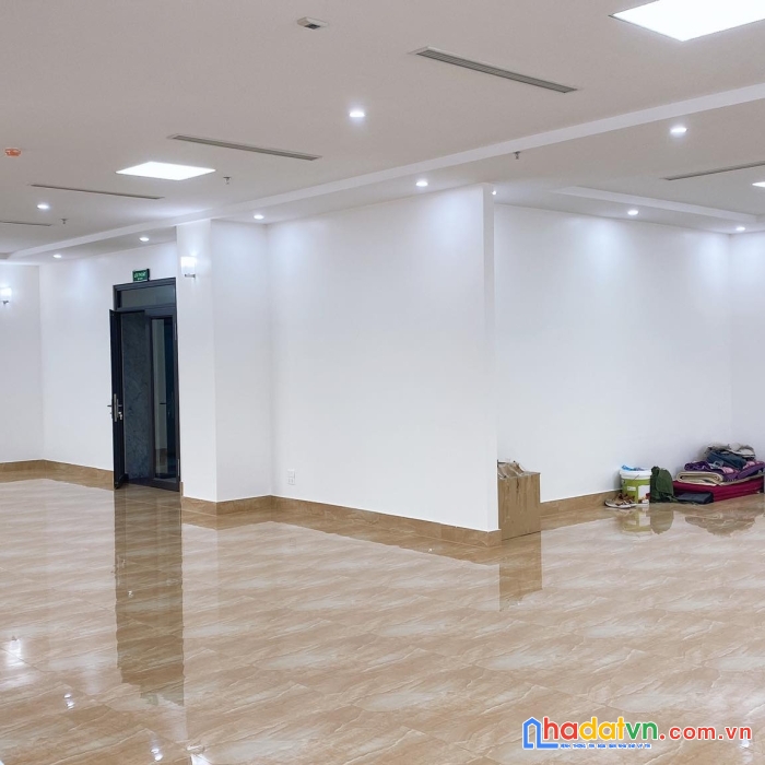 Bán tòa nhà phố cầu giấy, 1000m2, 20 tầng, 3 tầng hầm, mặt tiền 30m, vỉa hè 5m, kd, cho thuê vp.
