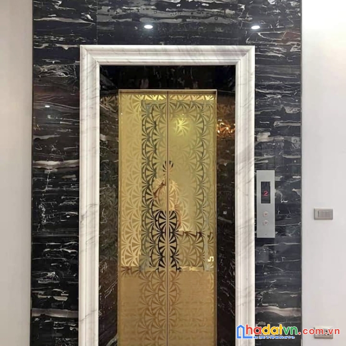 Bán toà nhà dịch vụ quan hoa  21 tỷ- dòng tiền 2 tỷ năm- 27 phòng cho thuê- cách phố 5m