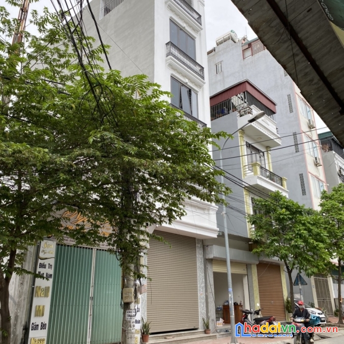 Lê tọng tấn- vỉa hè- ô tô tránh- thông số khủng- full nội thất