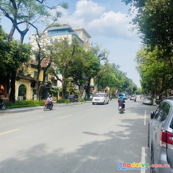 Chính chủ bán nhà 4 tầng,lô góc mặt phố trần hưng đạo 55m2 mặt tiền:6m.cách ga hà nội 150m giá 55