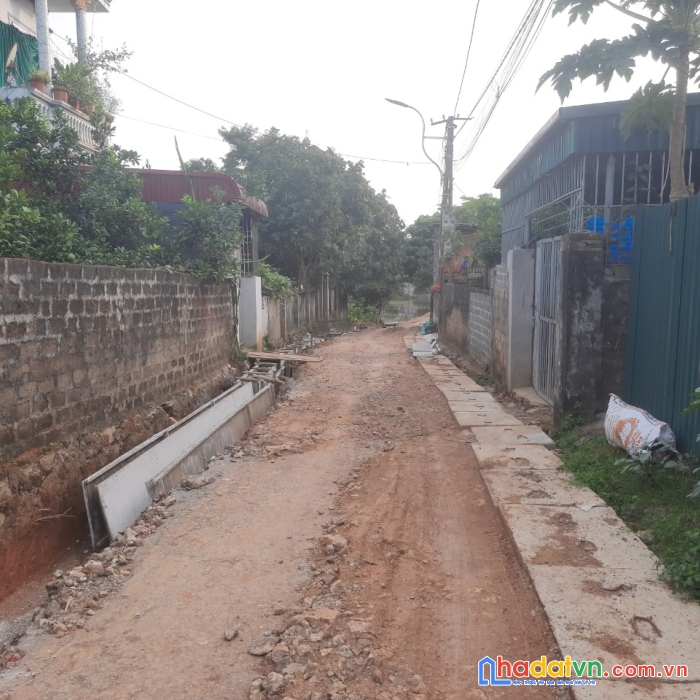 Nằm trên trục đường nối giữa cao tốc hòa lạc- hòa bình và ql6