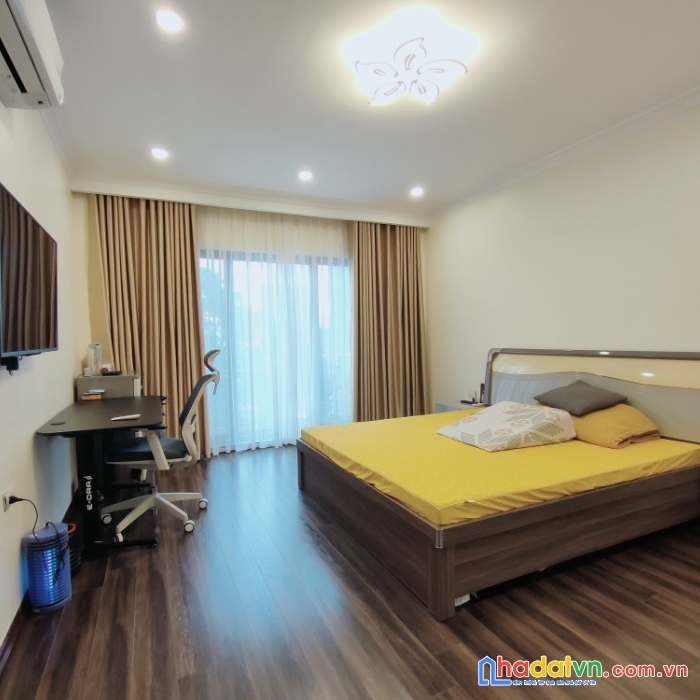 Bán nhà gấp phố linh lang, 57m2, 5 tầng, mt 6m, giá 15 tỷ.