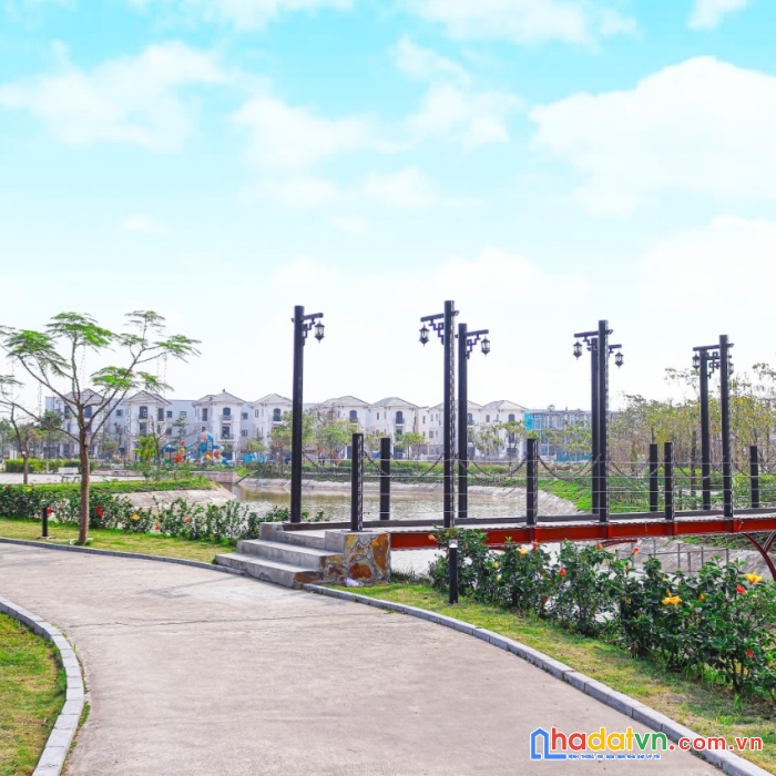 Biệt thự song lập hướng nam, đường trước nhà 12 mét, ô tô đỗ cửa.
gần công viên.