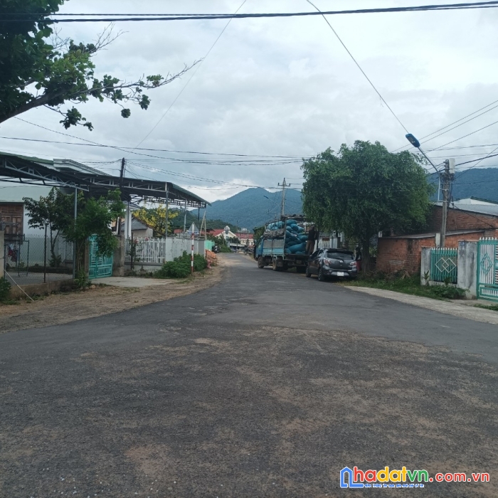 Cần bán 4500m2 đất thị trấn giá chỉ 2,7tr/m2 đường nhựa
