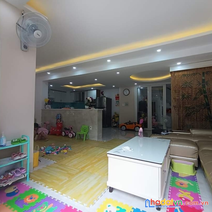 Mặt tiền  kinh doanh  xe hơi ngay nhà   ngang 10.2 x 10.2 m2  quận 7 dưới 5,7 tỷ