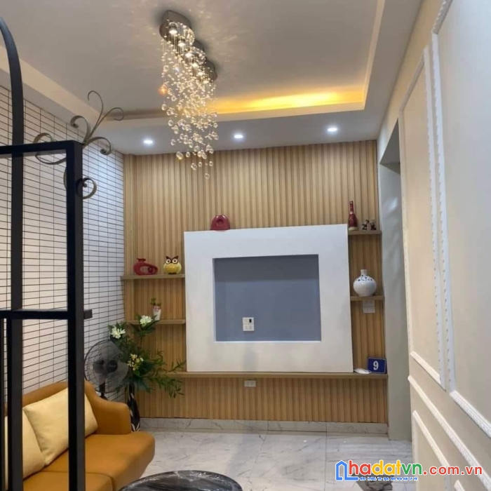 Nhà đẹp bồ đề 35m2x5t nhỉnh 3 tỷ giao dịch ngay.