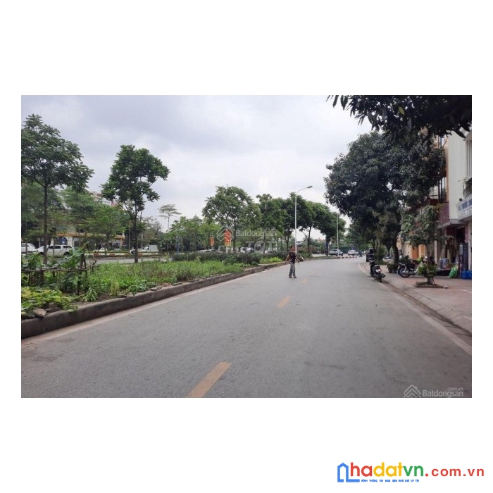 Nhà đẹp ở ngay - ba gác đỗ cửa - sổ hoa hậu - gần aeon mall long biên