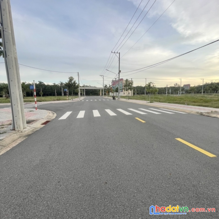 Còn vài lô đất mặt cv bán nốt giá 900/ nền