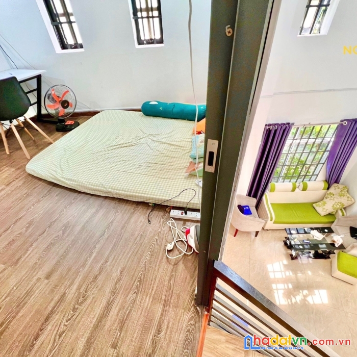 Căn hộ duplex thiết kế thông tần hiện đại cửa sổ lớn thoáng mát - diện tích 50m2