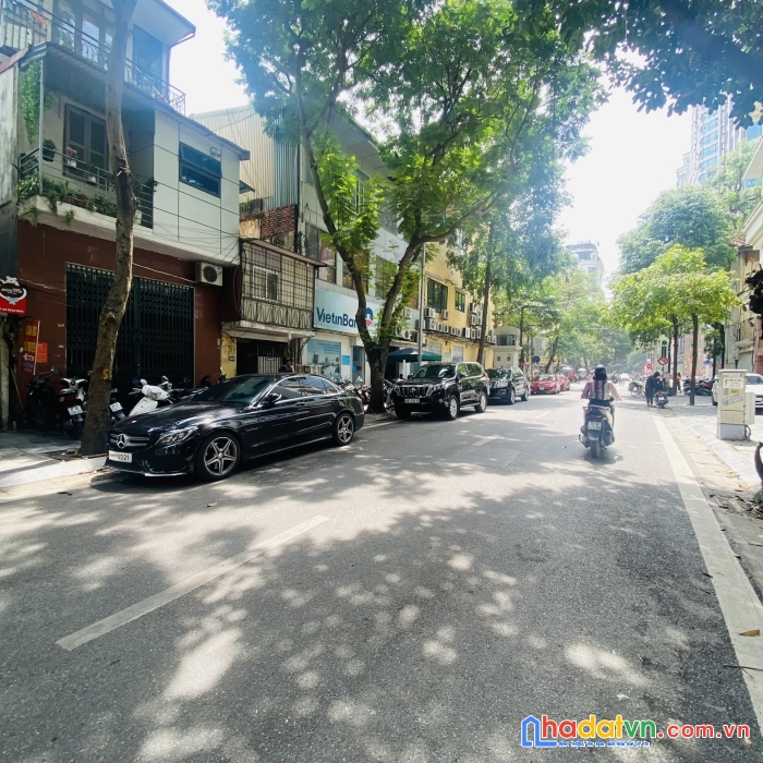 Bán nhà mặt phố đoàn trần nghiệp 32m2.lô góc,mt:5m.đường 2chiều.cách vincom bà triệu 70m.giá 13.5tỷ