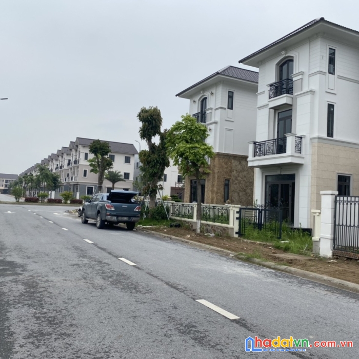 Chủ nhà vào nam cần chuyển nhượng căn biệt thự 216m2 mặt hướng công viên xanh mát giá thấp nhất