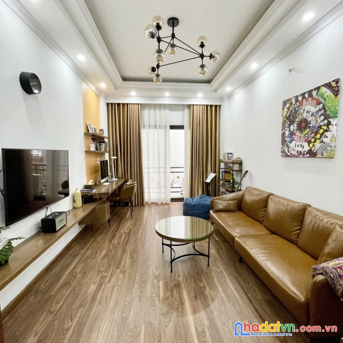 Bán nhà dịch vọng - gía 4.2 tỷ - nhà mới tinh - 3 bước ra phố - chủ tặng hết nội thất.
