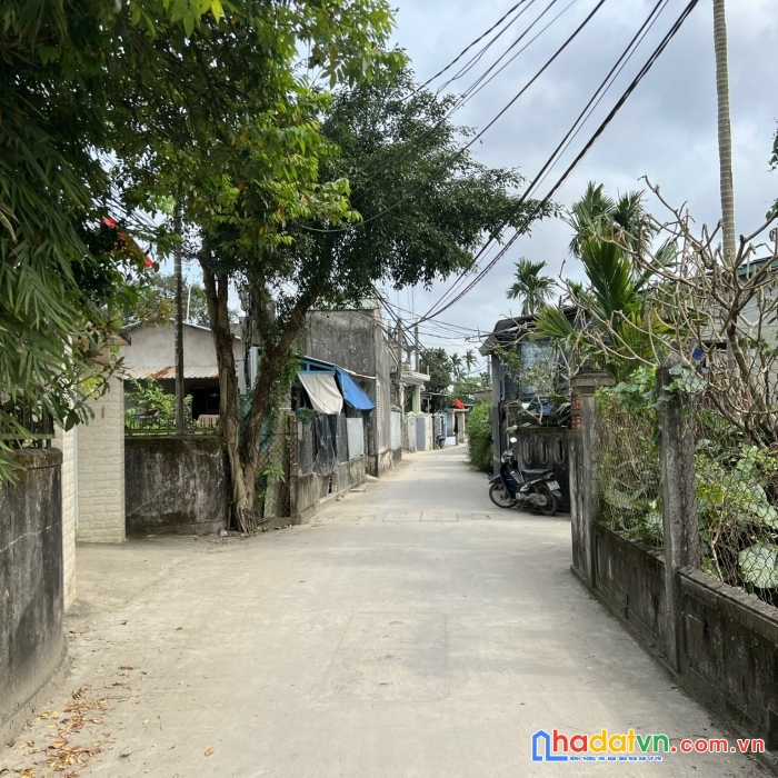 Nhà cấp 4 2 mặt tiền khu vực la ỷ, phú thượng. 3 phòng ngủ rộng rãi thoải mái. đường ô tô.