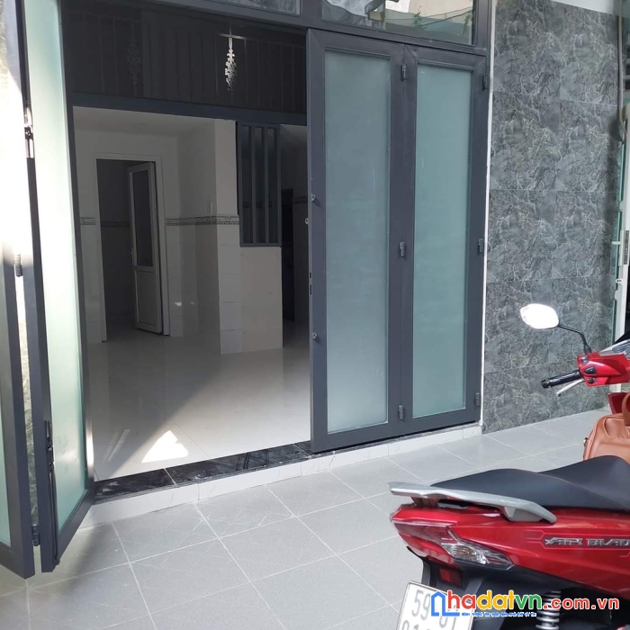 √nhà có sân để được 10 chiếc xe máy - ô tô đỗ cách nhà 15m.