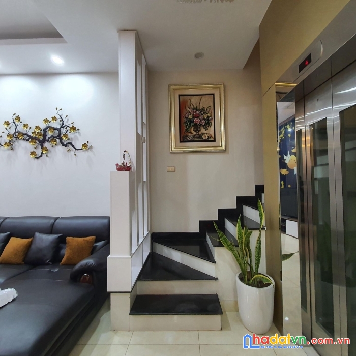 Bán nhà đẹp ở luôn quận hai bà trưng 65m2x5t- 30m ra phố - thang máy - nội thất đẳng cấp.