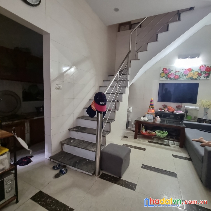 Bán gấp nhà ngõ giếng mứt 28m2 3.5 tầng giá: 2.7 tỷ (sổ đỏ cc)