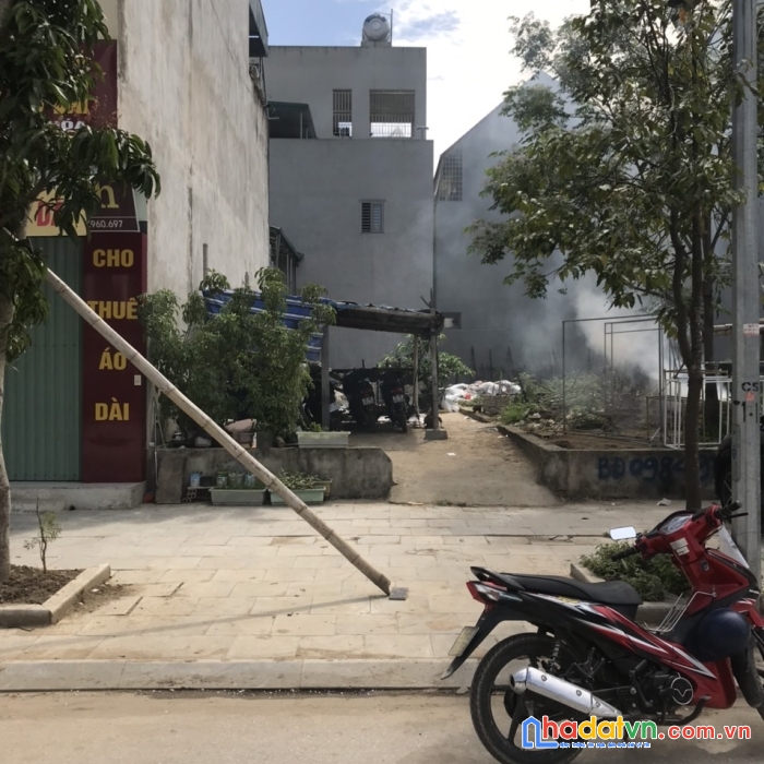 Bán nhanh lô đất ngay ngã tư đường lạc long quân và âu cơ.