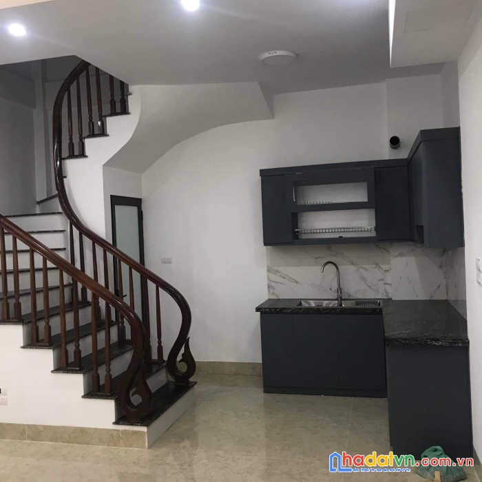 Nhà đẹp nguyễn văn cừ, long biên, 30m, 5 tầng, mt 5m, lô góc, sát đường ô tô tránh, giá 3.85 tỷ.
