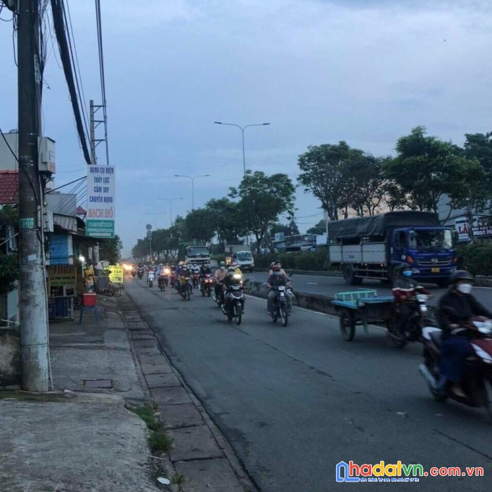 Nhà mặt tiền quốc lộ 22 ,huyện hóc môn ,gần chợ đầu mối hóc môn ,siêu rẻ ,diện tichs thổ cư 215 m2