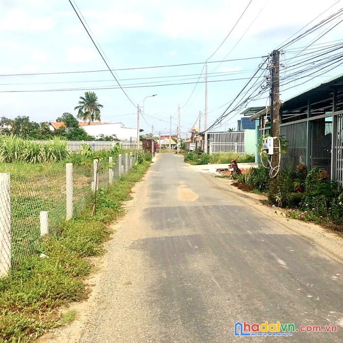 Đất làm nhà vườn gần trung tâm thị trấn. dt 1314m2 có 200m2 thổ cư, giá 2,2tr/m2