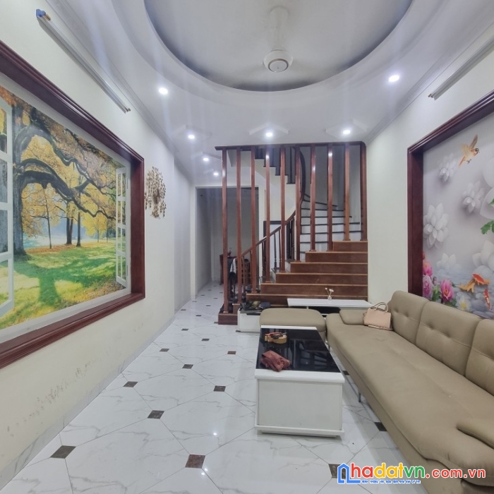 Bán gấp nhà phố võng thị, tây hồ, 20m ra ô tô, 42m2, 3pn, nhỉnh 5 tỷ.
