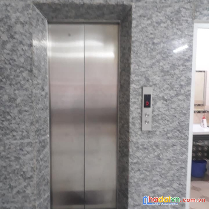 Bán nhà trần quốc hoàn 12 tỷ x 36m2, mt 12m. kinh doanh, lô góc, otô.