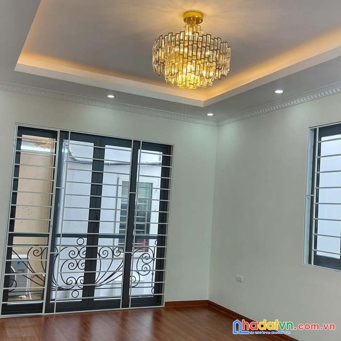 Nhà đẹp lô góc ở chính kinh. sat ô tô, cách 5 nhà ra phố 