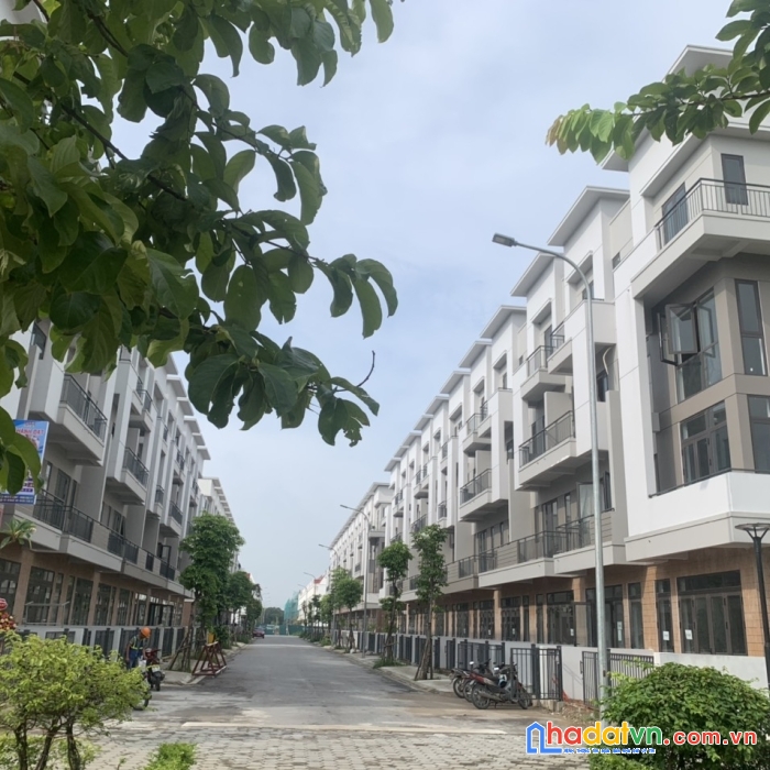 Cần bán nhà phố chân đế chung cư kinh doanh siêu tốt