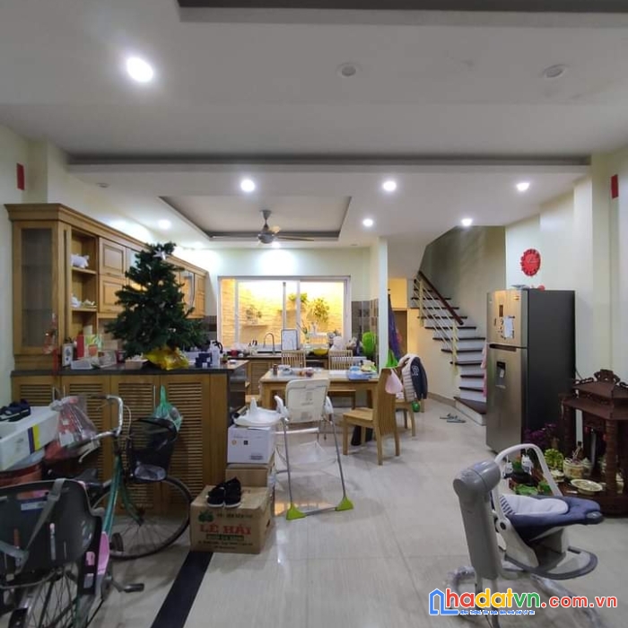 Võ chí công 65m  7 tầng thang máy - ô tô đỗ gần - ở - văn phòng đều tuyệt vời.
- có 8,5 tỷ còn thương lượng